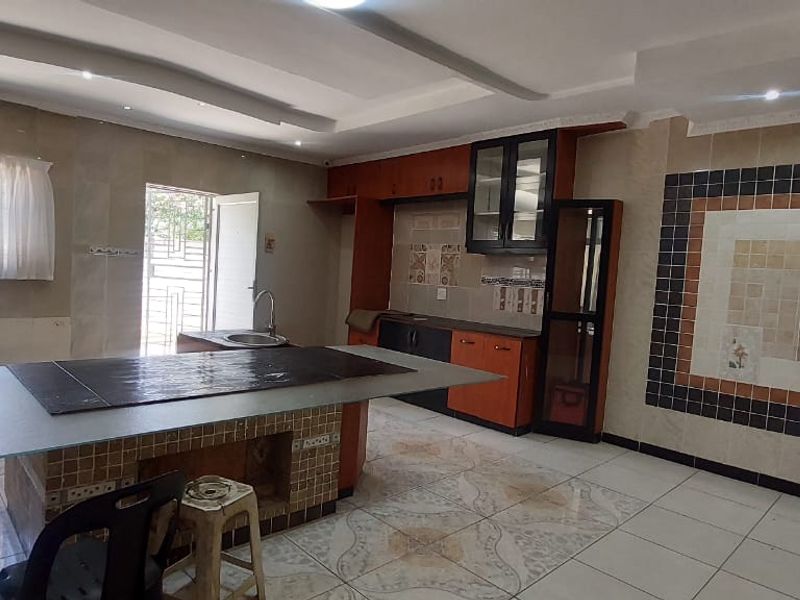 Magnificent Modern Home in Central Newcastle - Photo 2