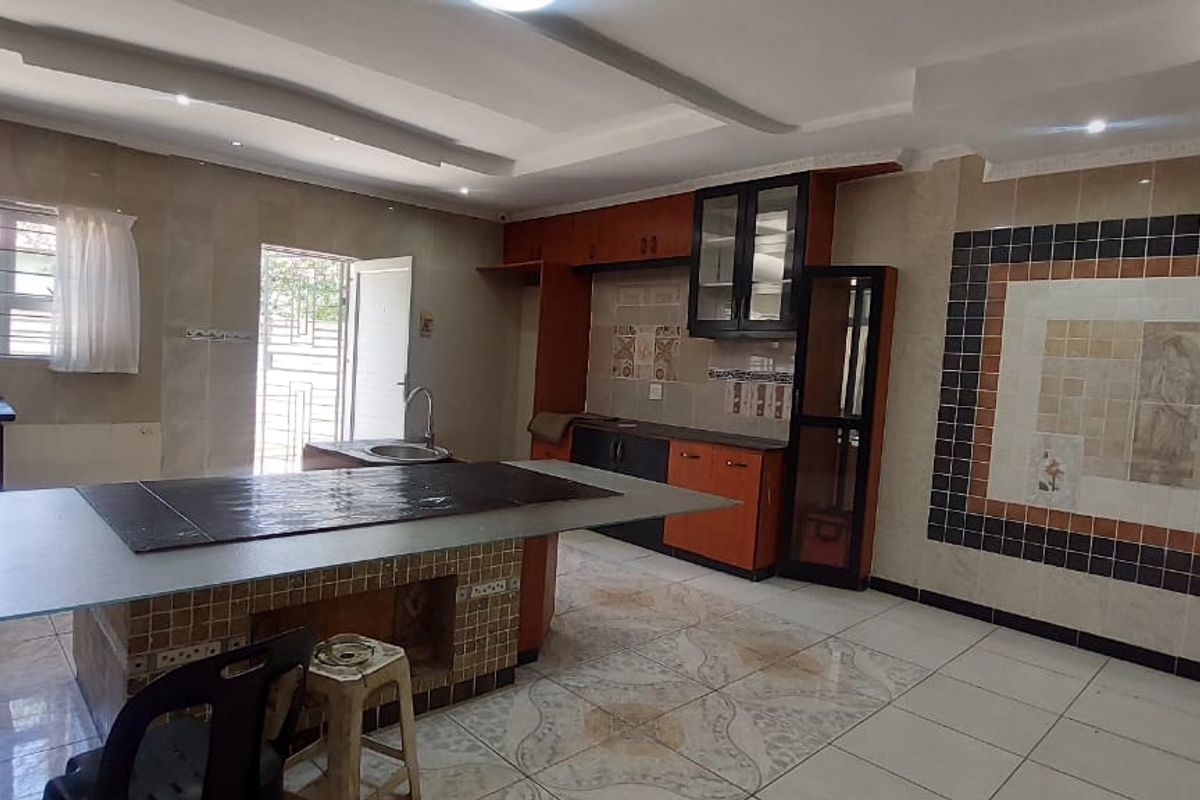 Magnificent Modern Home in Central Newcastle - Photo 2