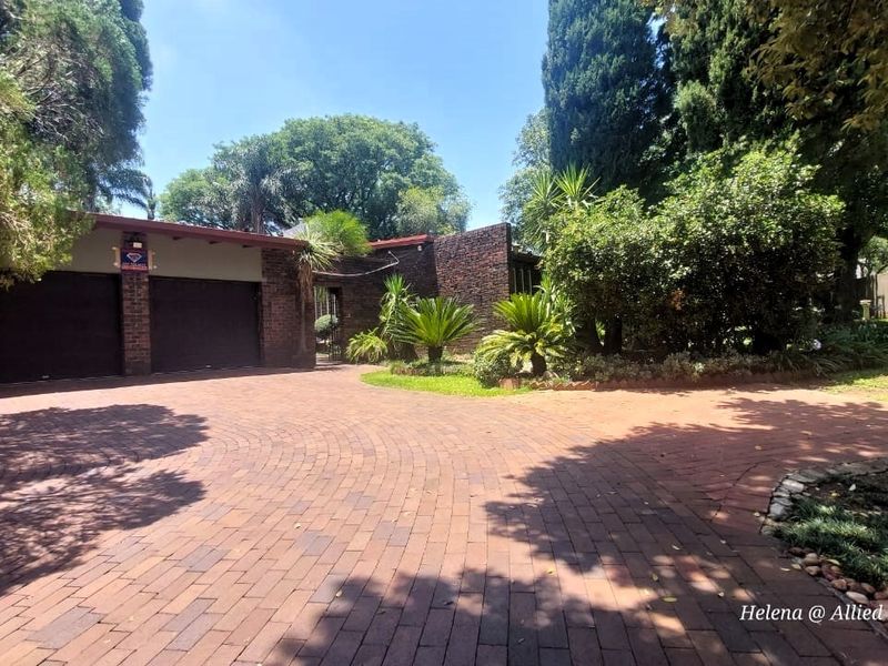 Stunning 4 Bedroom House in Highly Desirable Location - Photo 2