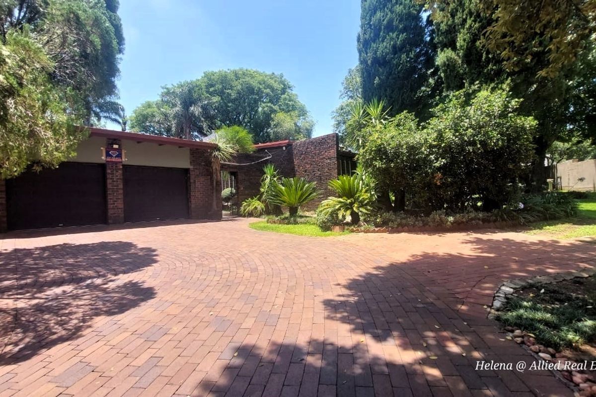 Stunning 4 Bedroom House in Highly Desirable Location - Photo 2