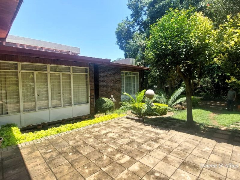 Stunning 4 Bedroom House in Highly Desirable Location - Photo 9