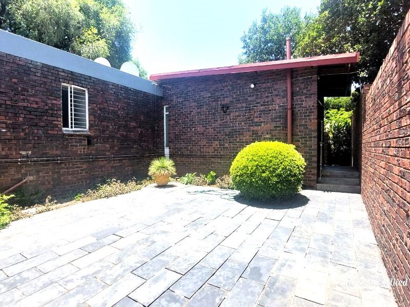 Stunning 4 Bedroom House in Highly Desirable Location - Photo 10