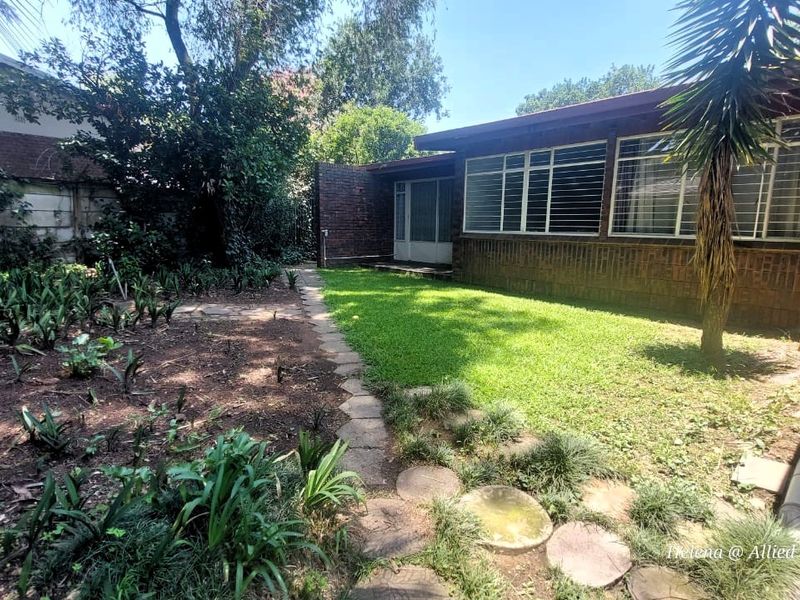 Stunning 4 Bedroom House in Highly Desirable Location - Photo 8