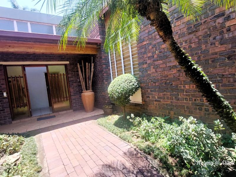 Stunning 4 Bedroom House in Highly Desirable Location - Photo 3