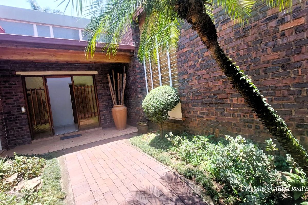 Stunning 4 Bedroom House in Highly Desirable Location - Photo 3