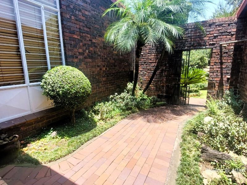 Stunning 4 Bedroom House in Highly Desirable Location - Photo 4