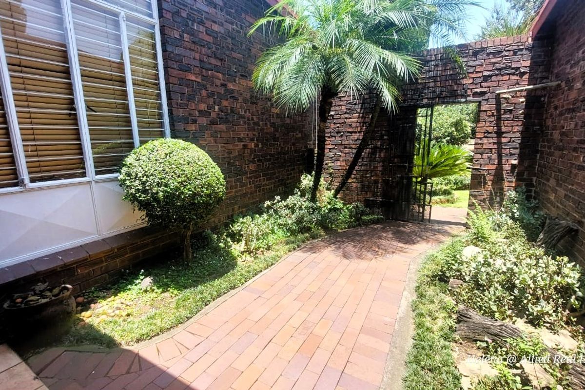 Stunning 4 Bedroom House in Highly Desirable Location - Photo 4