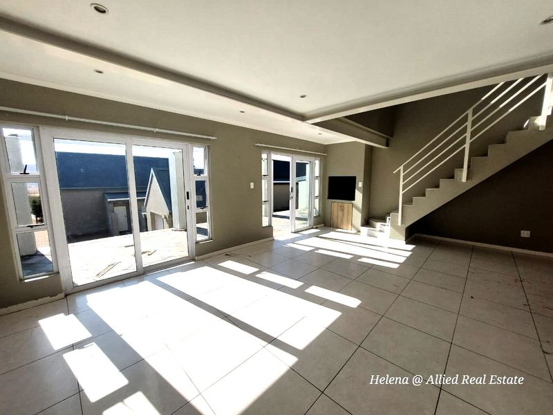 Luxurious 3-Bedroom Home with Indoor Braai in Vulintaba Country Estate - Photo 5