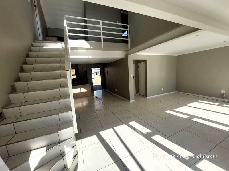 Luxurious 3-Bedroom Home with Indoor Braai in Vulintaba Country Estate - Photo 3