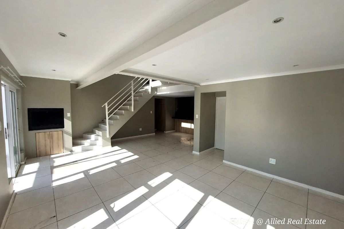 Luxurious 3-Bedroom Home with Indoor Braai in Vulintaba Country Estate - Photo 4