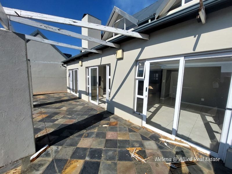 Luxurious 3-Bedroom Home with Indoor Braai in Vulintaba Country Estate - Photo 2