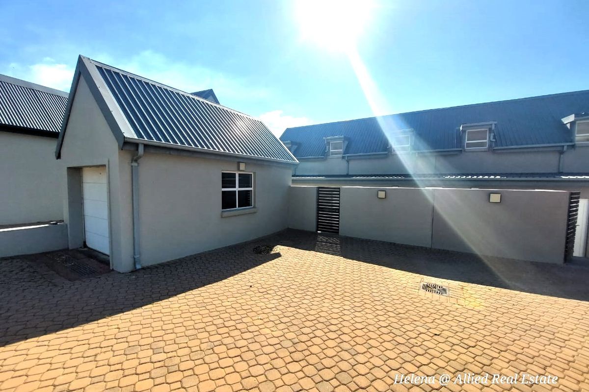 Luxurious 3-Bedroom, 3-En Suite Home with Open-Plan Living in Vulintaba Country Estate - Photo 2