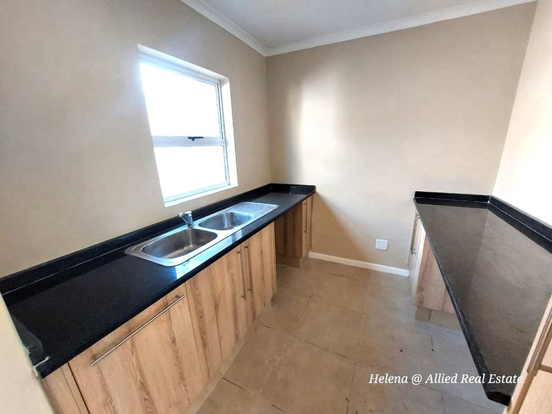 Luxurious 3-Bedroom, 3-En Suite Home with Open-Plan Living in Vulintaba Country Estate - Photo 4