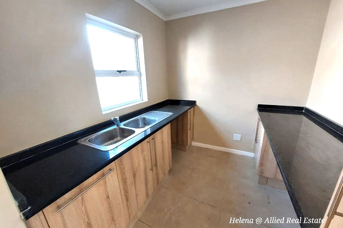 Luxurious 3-Bedroom, 3-En Suite Home with Open-Plan Living in Vulintaba Country Estate - Photo 4