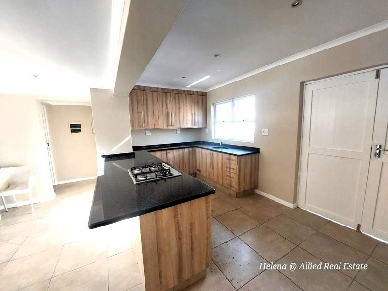 Luxurious 3-Bedroom, 3-En Suite Home with Open-Plan Living in Vulintaba Country Estate - Photo 5