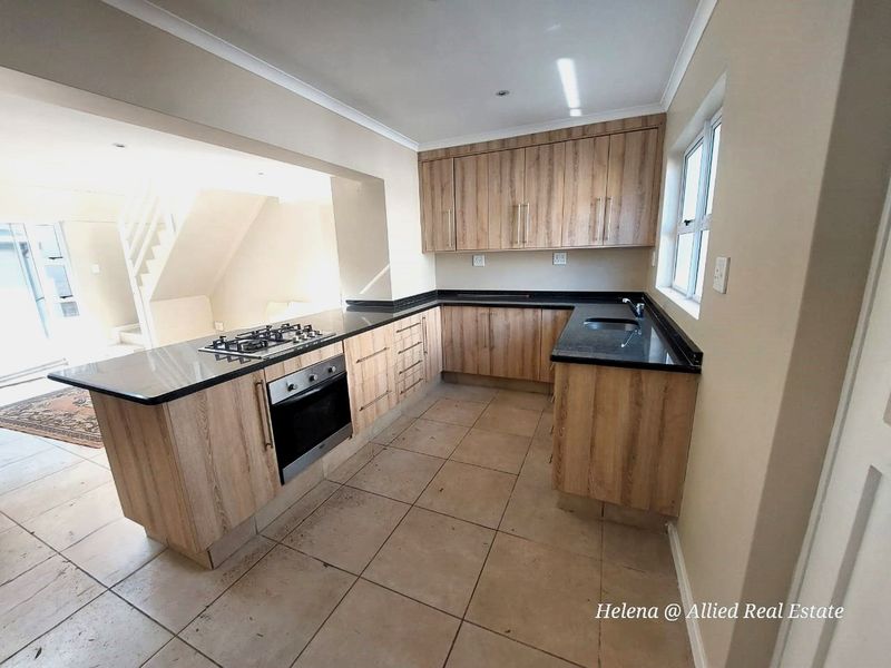 Luxurious 3-Bedroom, 3-En Suite Home with Open-Plan Living in Vulintaba Country Estate - Photo 3