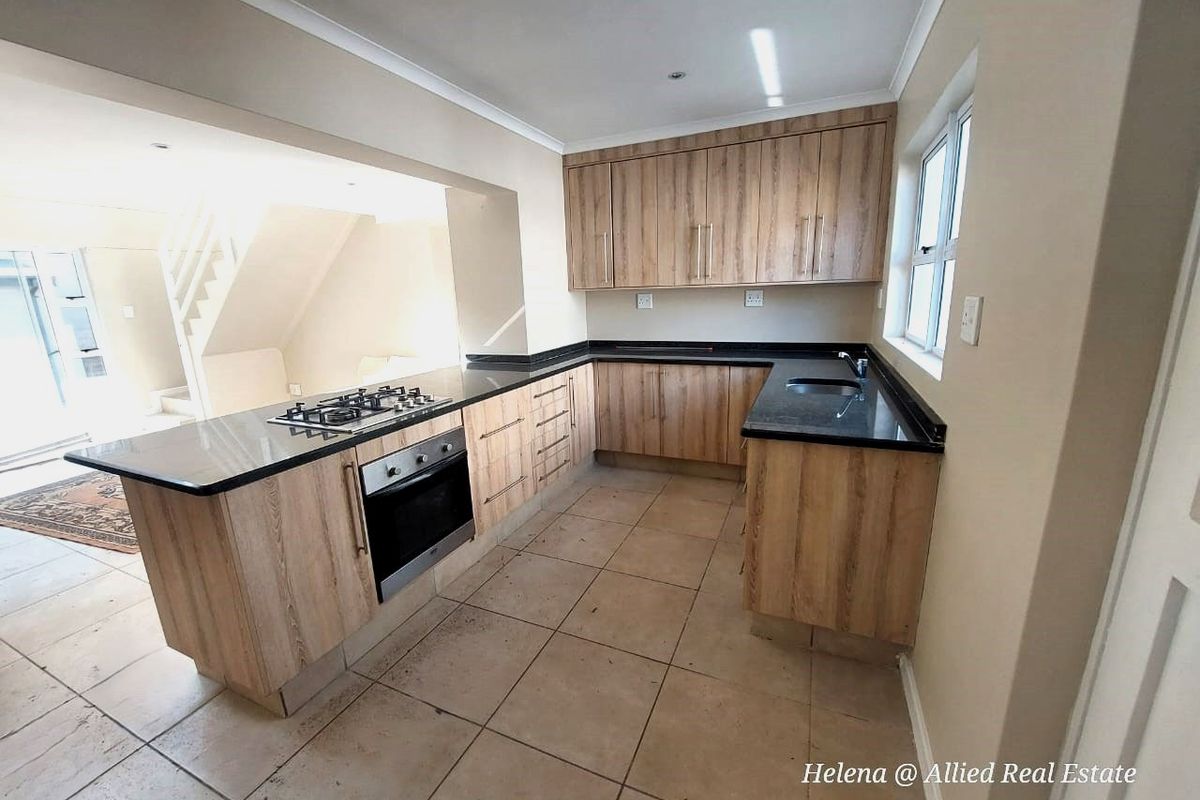 Luxurious 3-Bedroom, 3-En Suite Home with Open-Plan Living in Vulintaba Country Estate - Photo 3