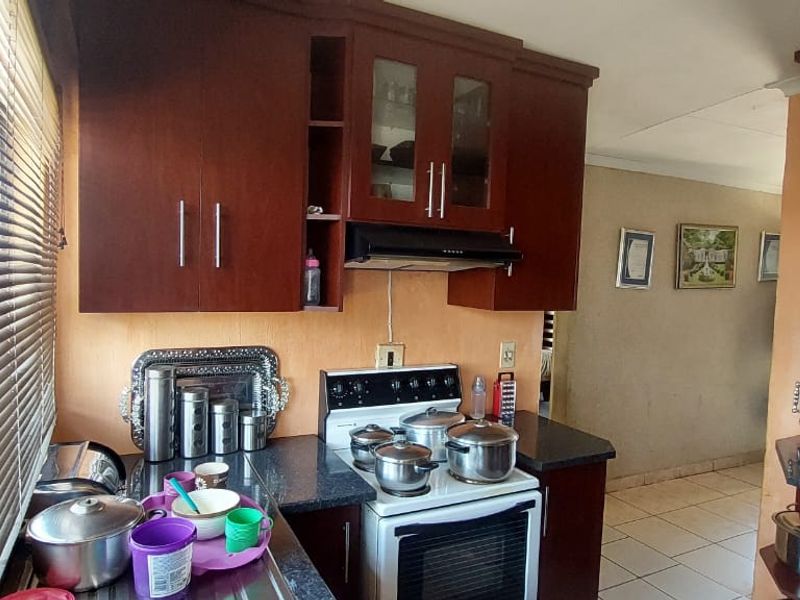 Stunning 3-bedroom house in Osizweni - Photo 5