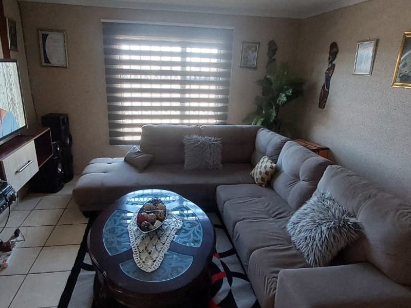 Stunning 3-bedroom house in Osizweni - Photo 4
