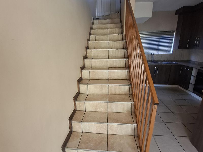 3 Bedroom Unit to rent in Mont Pelaan - Photo 8