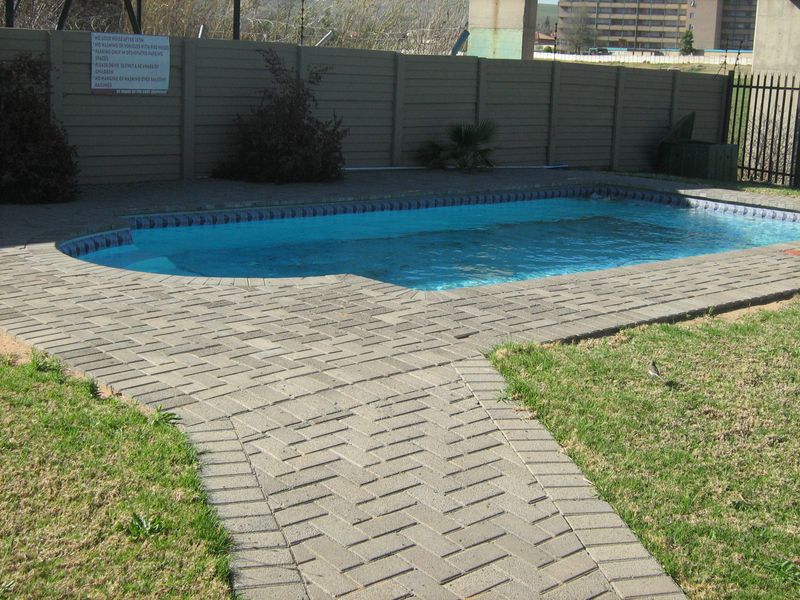 3 Bedroom Unit to rent in Mont Pelaan - Photo 2