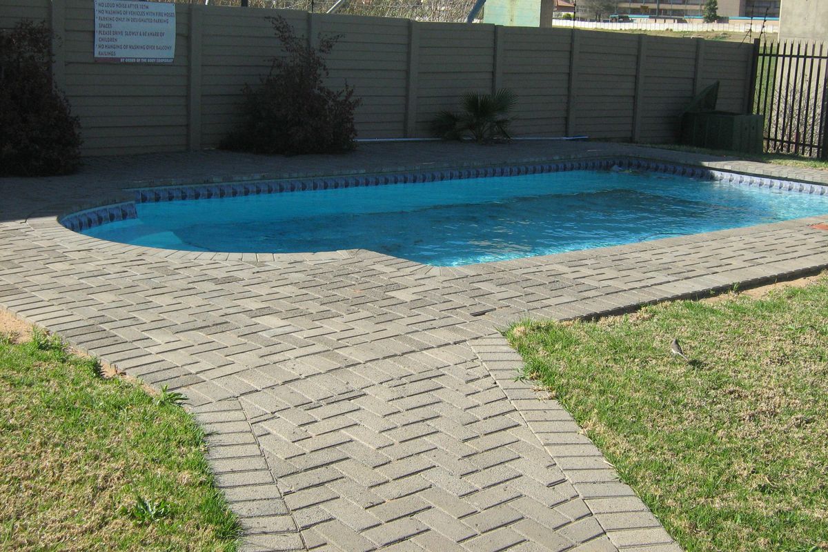 3 Bedroom Unit to rent in Mont Pelaan - Photo 2