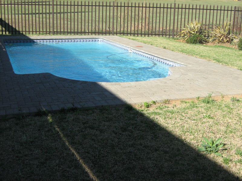 3 Bedroom Unit to rent in Mont Pelaan - Photo 3