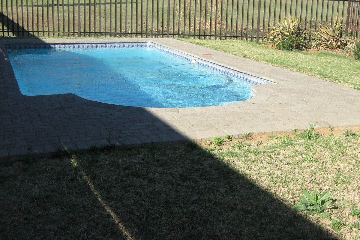 3 Bedroom Unit to rent in Mont Pelaan - Photo 3