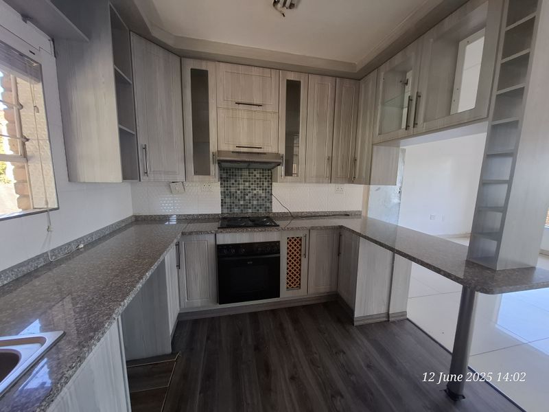 Unlock Easy Living – Secure 2-Bed Townhouse for sale in Signal Hill - Photo 6