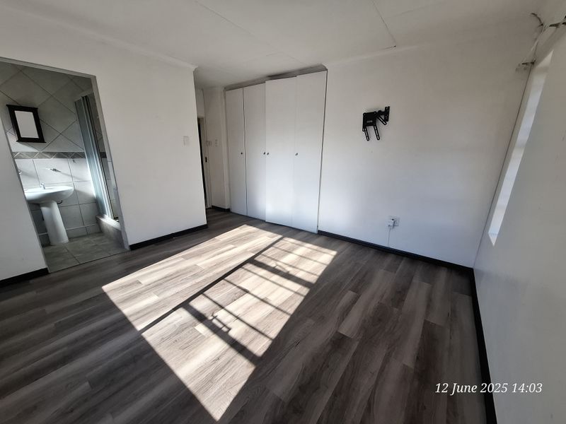 Unlock Easy Living – Secure 2-Bed Townhouse for sale in Signal Hill - Photo 9