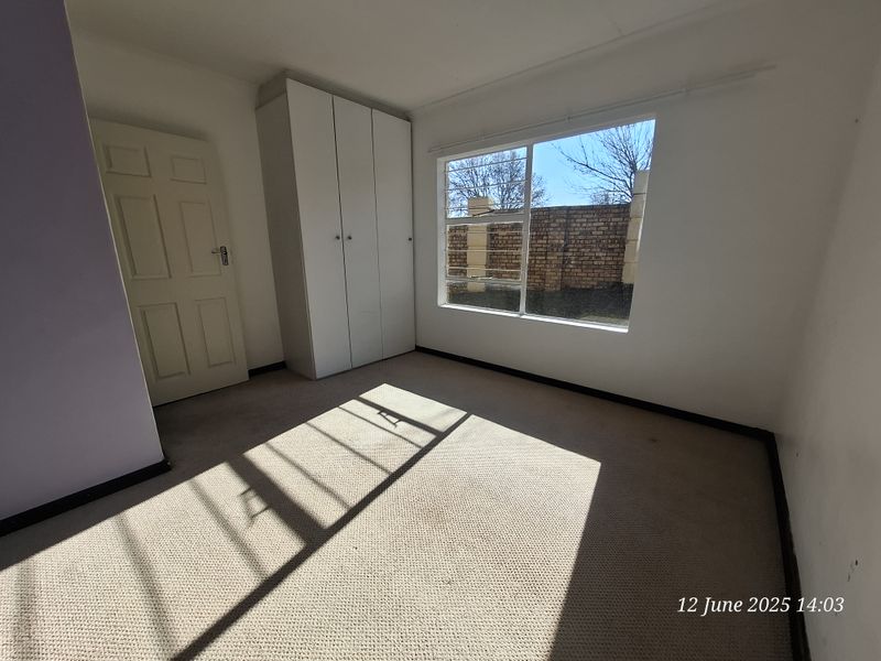 Unlock Easy Living – Secure 2-Bed Townhouse for sale in Signal Hill - Photo 8