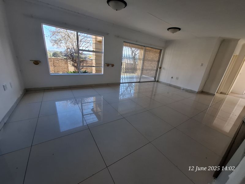 Unlock Easy Living – Secure 2-Bed Townhouse for sale in Signal Hill - Photo 4