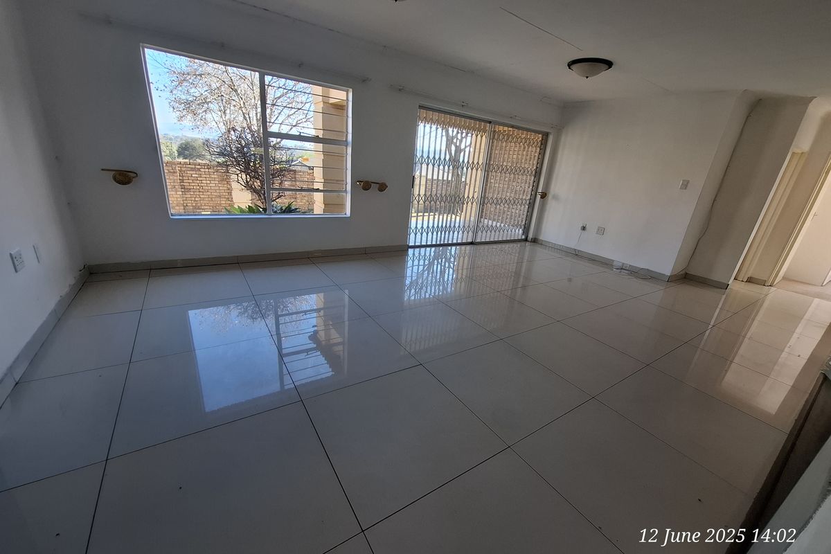 Unlock Easy Living – Secure 2-Bed Townhouse for sale in Signal Hill - Photo 4