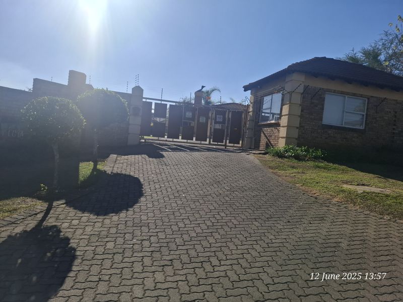 Unlock Easy Living – Secure 2-Bed Townhouse for sale in Signal Hill - Photo 2