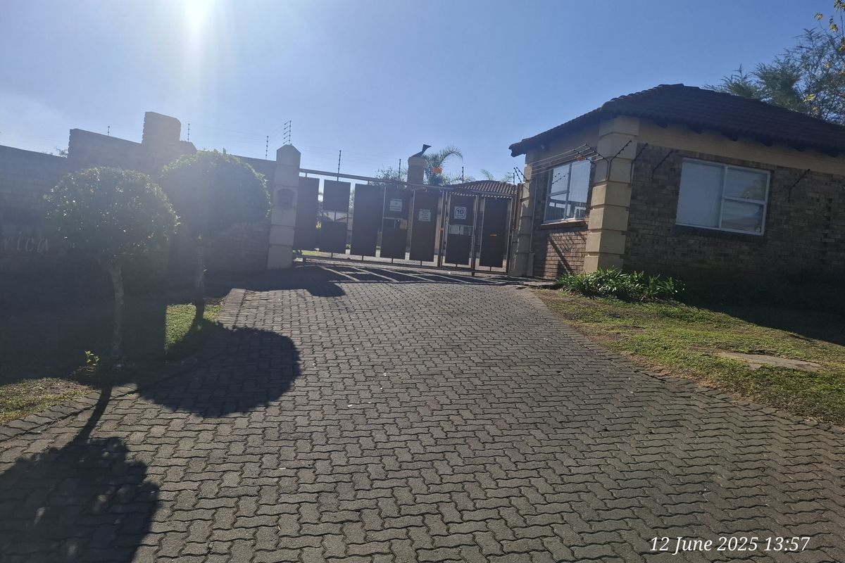 Unlock Easy Living – Secure 2-Bed Townhouse for sale in Signal Hill - Photo 2