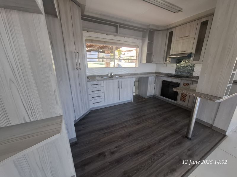 Unlock Easy Living – Secure 2-Bed Townhouse for sale in Signal Hill - Photo 5