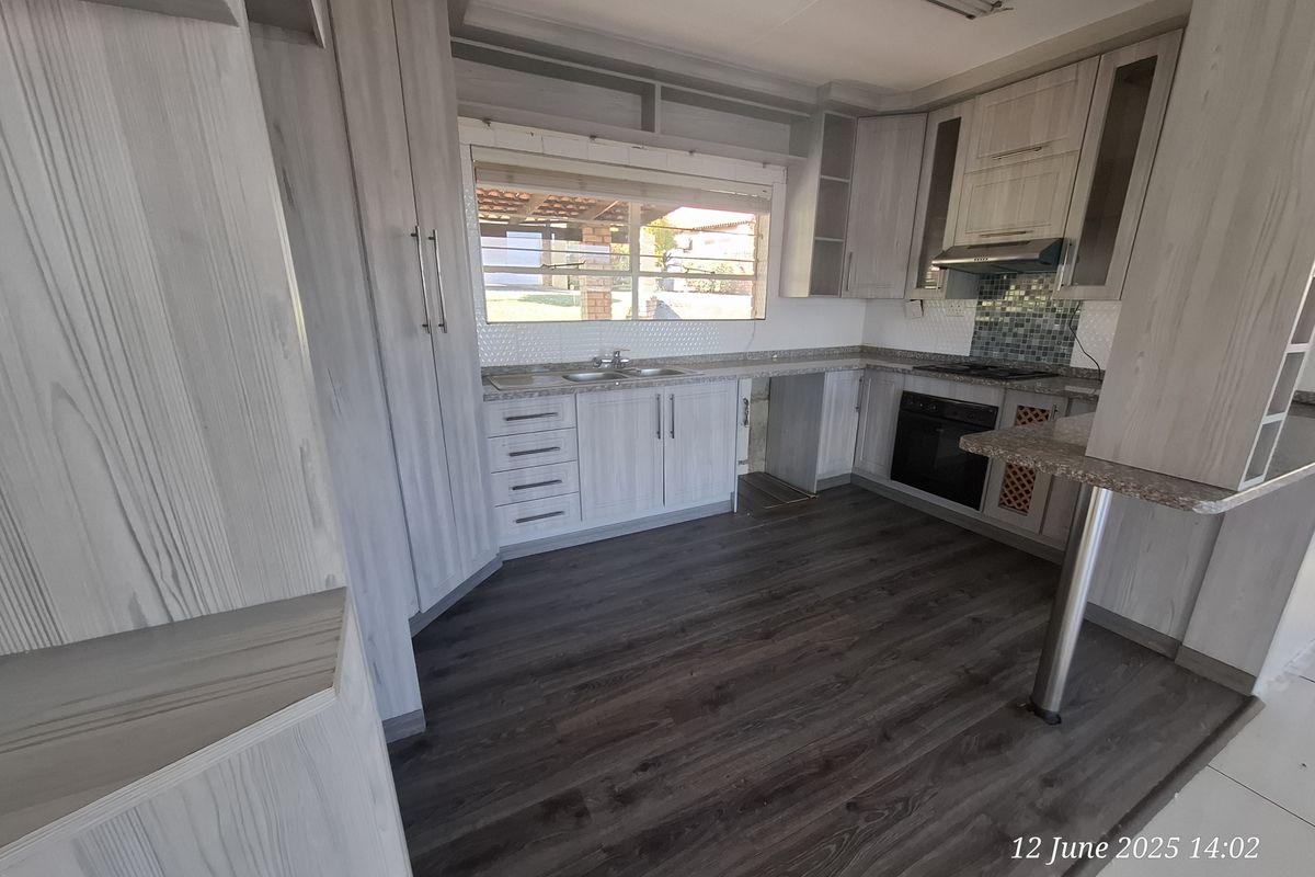 Unlock Easy Living – Secure 2-Bed Townhouse for sale in Signal Hill - Photo 5