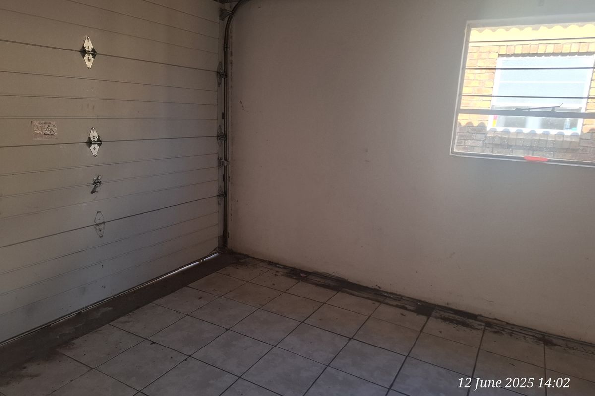 Unlock Easy Living – Secure 2-Bed Townhouse for sale in Signal Hill - Photo 3