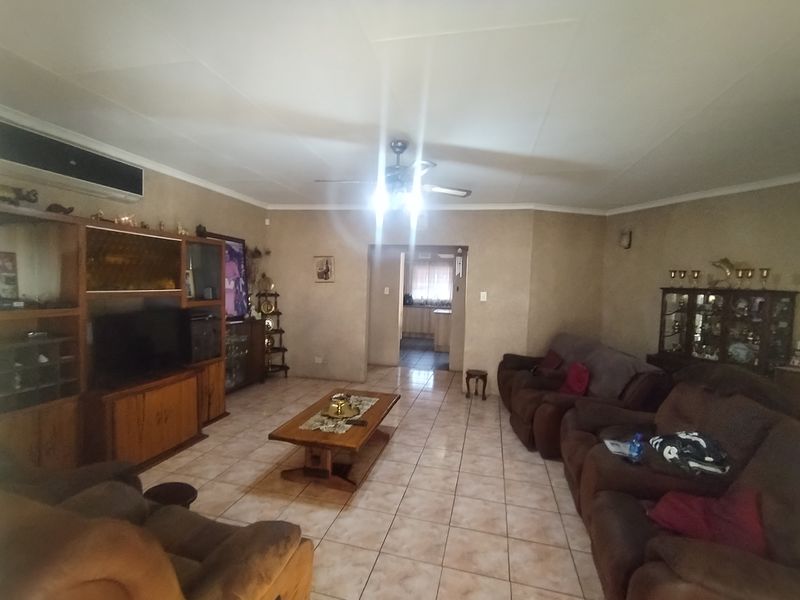 Home Sweet WOW! Cozy 3-Bedroom Gem in a Peaceful Paradise - Photo 4