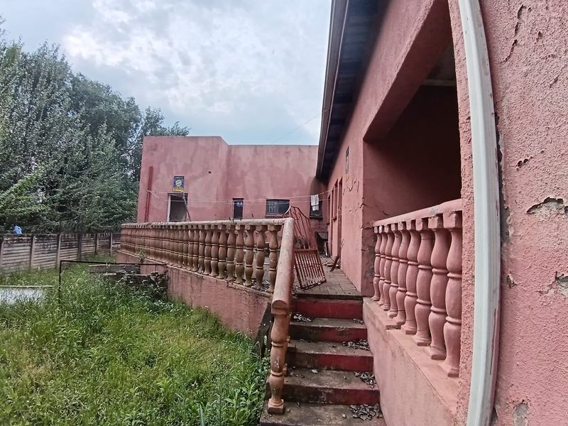 Architectural Gem: Spacious 3-Bedroom Dream Home - Photo 7