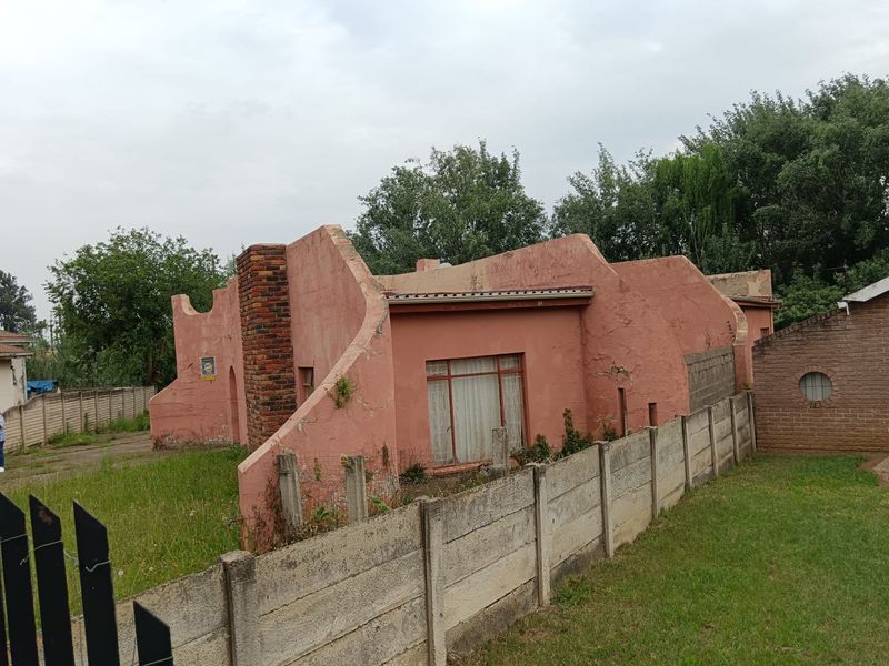 Architectural Gem: Spacious 3-Bedroom Dream Home - Photo 2