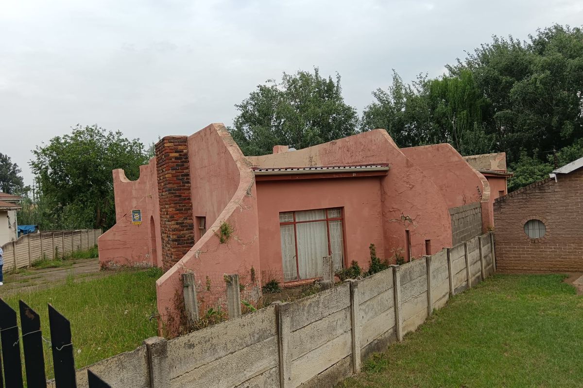 Architectural Gem: Spacious 3-Bedroom Dream Home - Photo 2