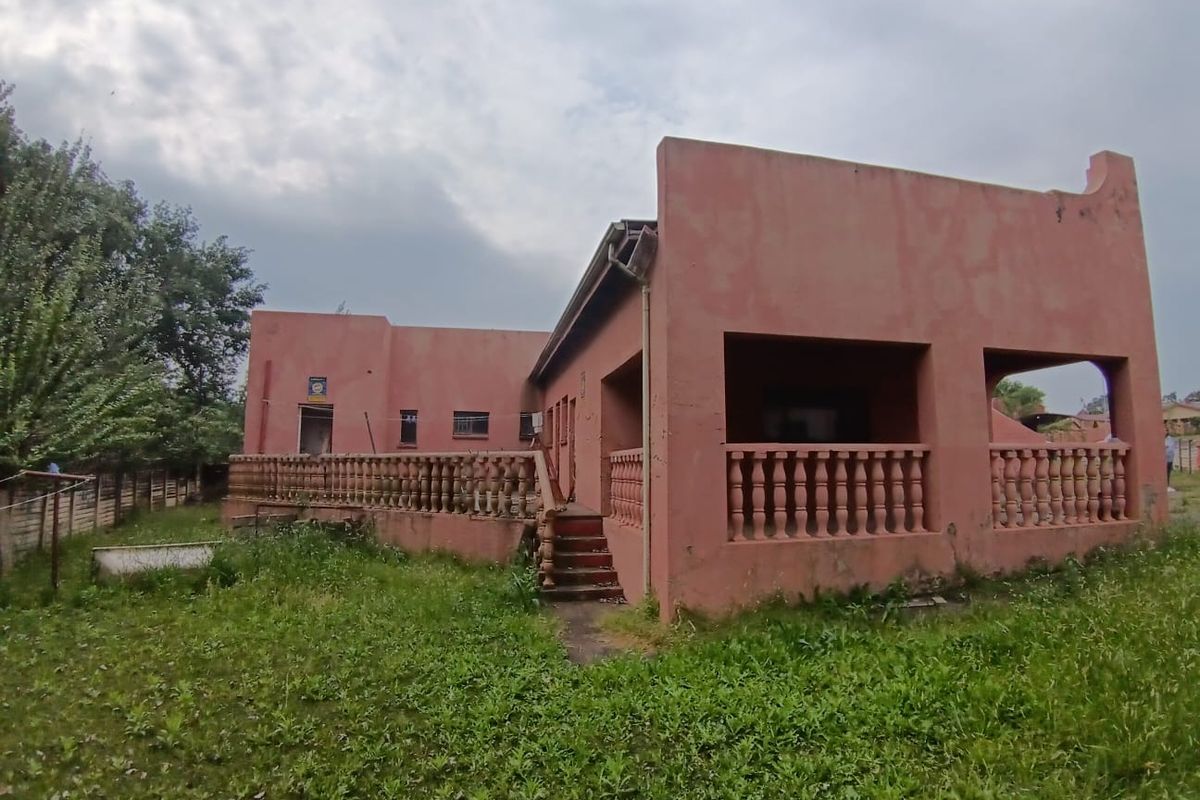 Architectural Gem: Spacious 3-Bedroom Dream Home - Photo 4