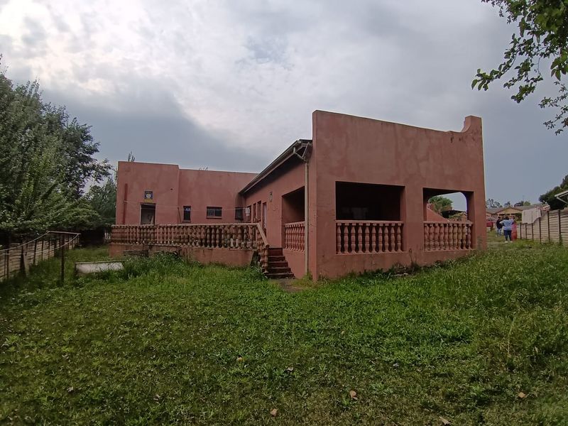 Architectural Gem: Spacious 3-Bedroom Dream Home - Photo 6