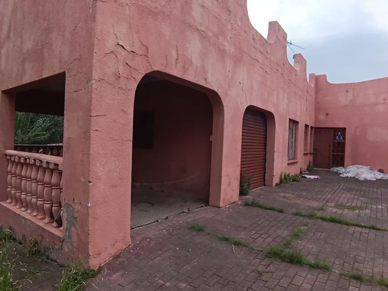 Architectural Gem: Spacious 3-Bedroom Dream Home - Photo 5