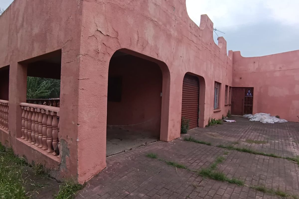 Architectural Gem: Spacious 3-Bedroom Dream Home - Photo 5