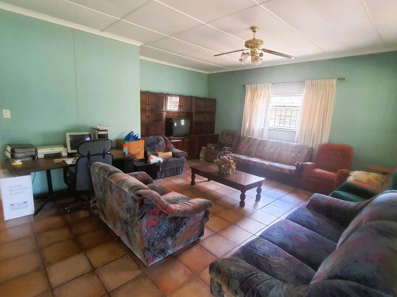 Spacious 4-Bedroom Gem in Pioneer Park – Packed with Potential! - Photo 9