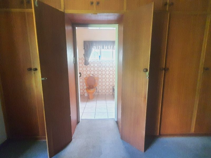 Spacious 4-Bedroom Gem in Pioneer Park – Packed with Potential! - Photo 5