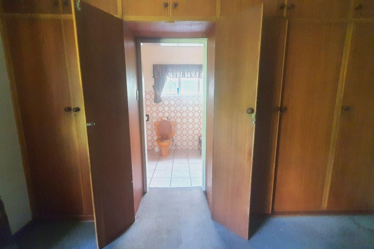 Spacious 4-Bedroom Gem in Pioneer Park – Packed with Potential! - Photo 5