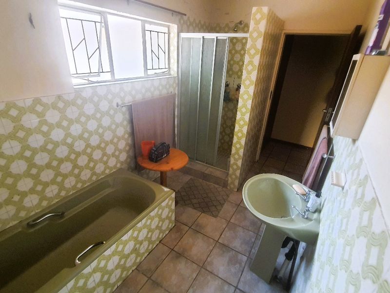 Spacious 4-Bedroom Gem in Pioneer Park – Packed with Potential! - Photo 7